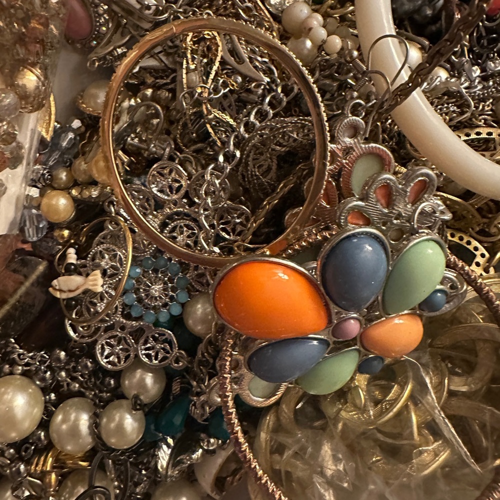Assorted Jewelry Collection - Picture 5 of 8